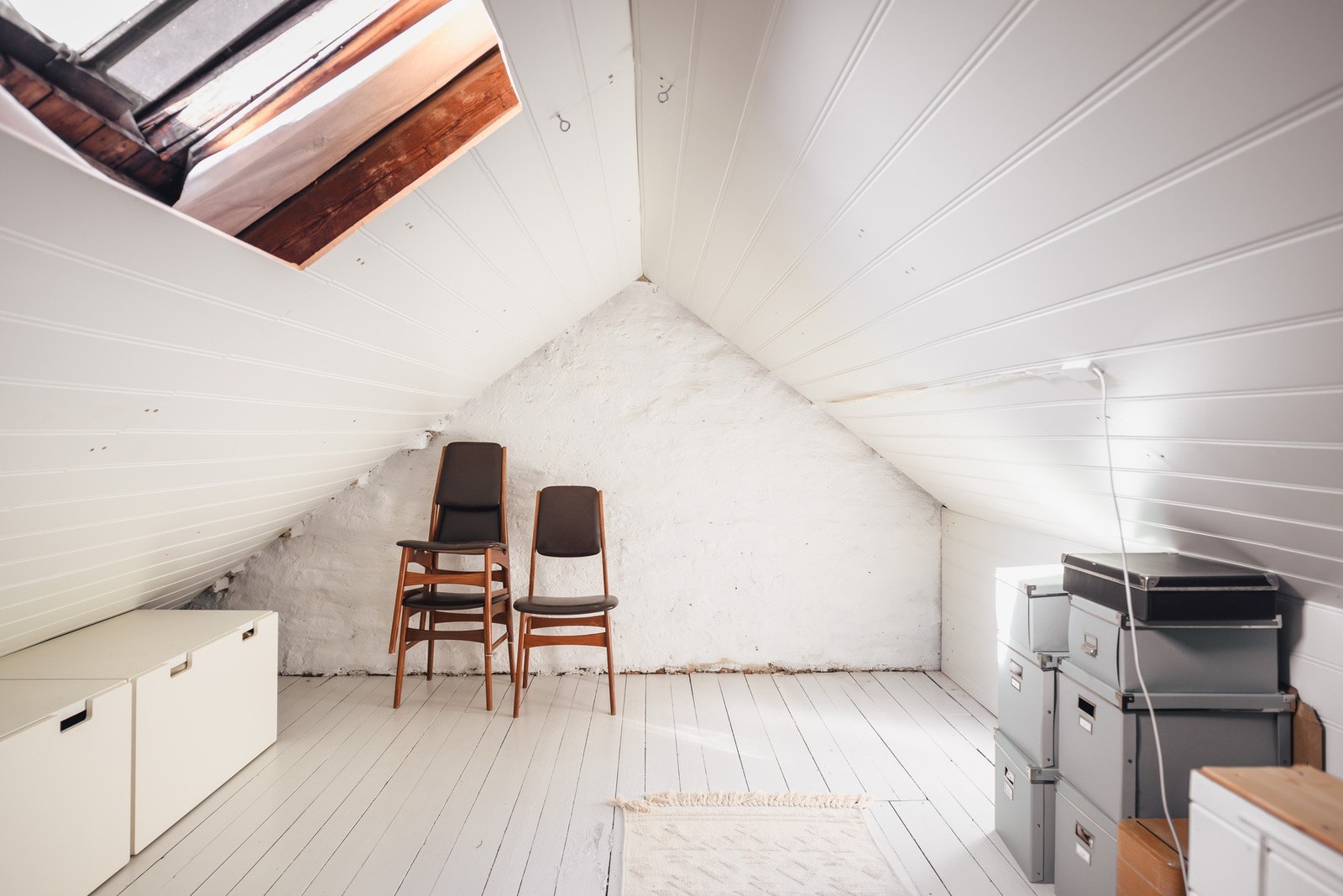 Loftet har et gulvareal på ca. 21 kvm og er ca. 180 cm under mønet. Eier bruker det som lagringsloft, men det foreligger tegninger for å lage ark og utnytte arealet bedre. Galleribilde