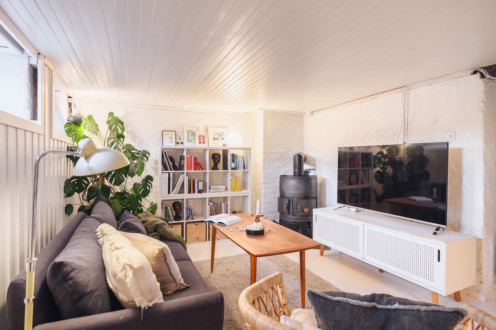 I hjørnet av kjellerrommet er det satt inn en sjarmerende peisovn for ekstra hygge og varme. Galleribilde