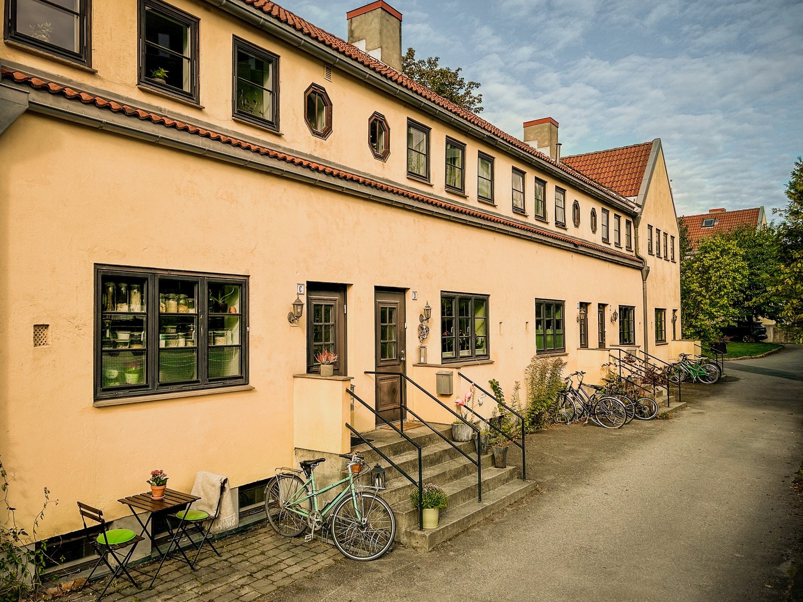 På enden av 1-er-rekka finner du biloppstillingsplass, mens syklene kan plasseres her ved inngangspartiet, eller tas inn hageveien. Galleribilde