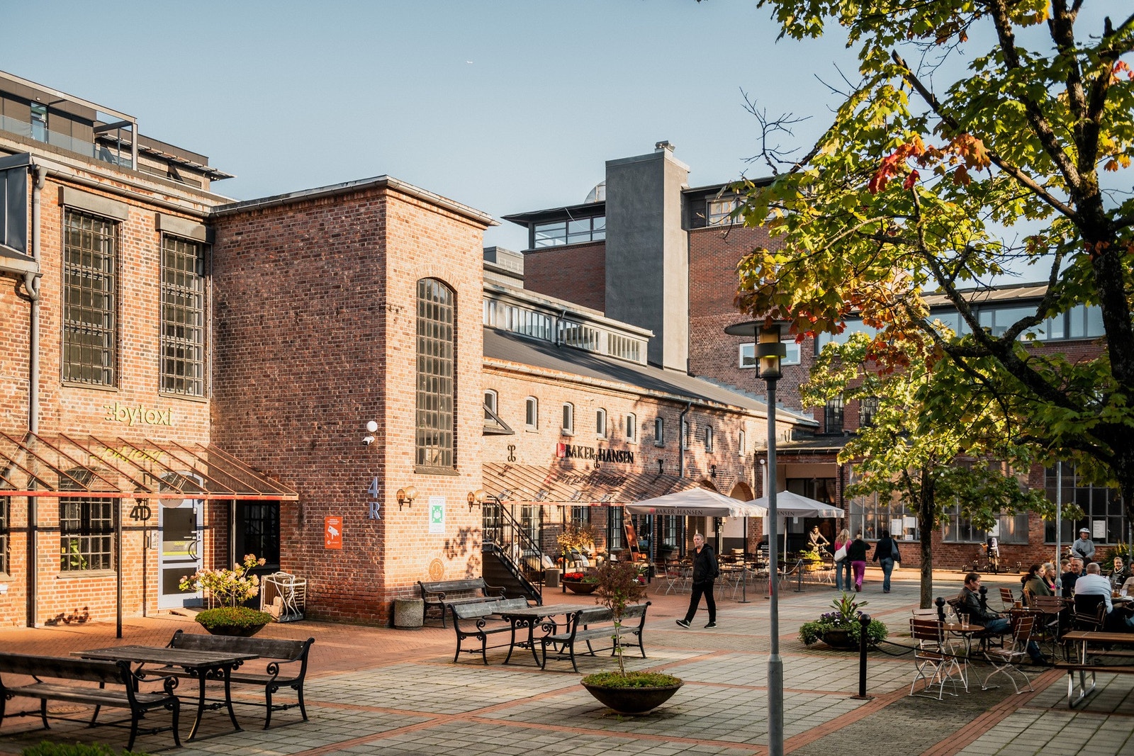 Fyrstikktorget er et par minutters gange unna, med café, den hyggelige, nyåpnede nabolagsrestauranten Svovelstikka, apotek, garnbutikk, helsestasjon etc. Galleribilde