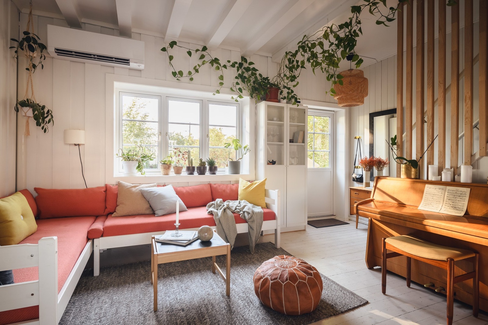 Stuen er lys med utgang til sydvendt terrasse og hage. Galleribilde