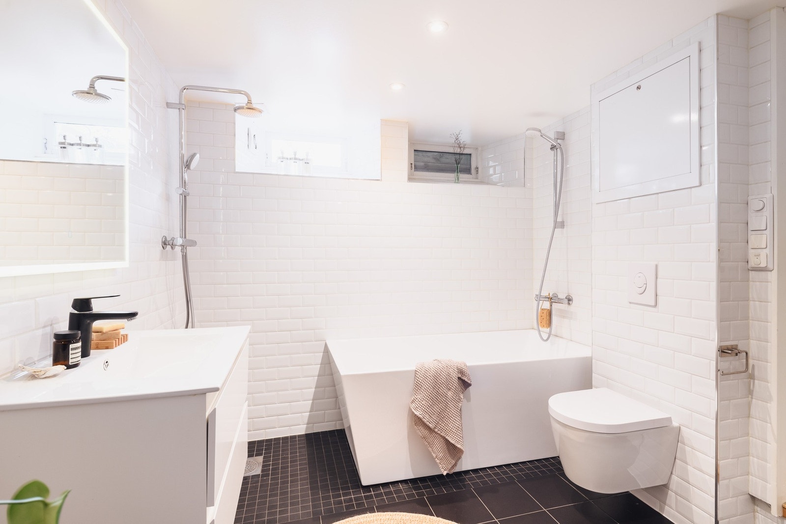 Badet i kjelleren er fra 2019/2020, og familievennlig innredet med både badekar og regnfallsdusj. Galleribilde