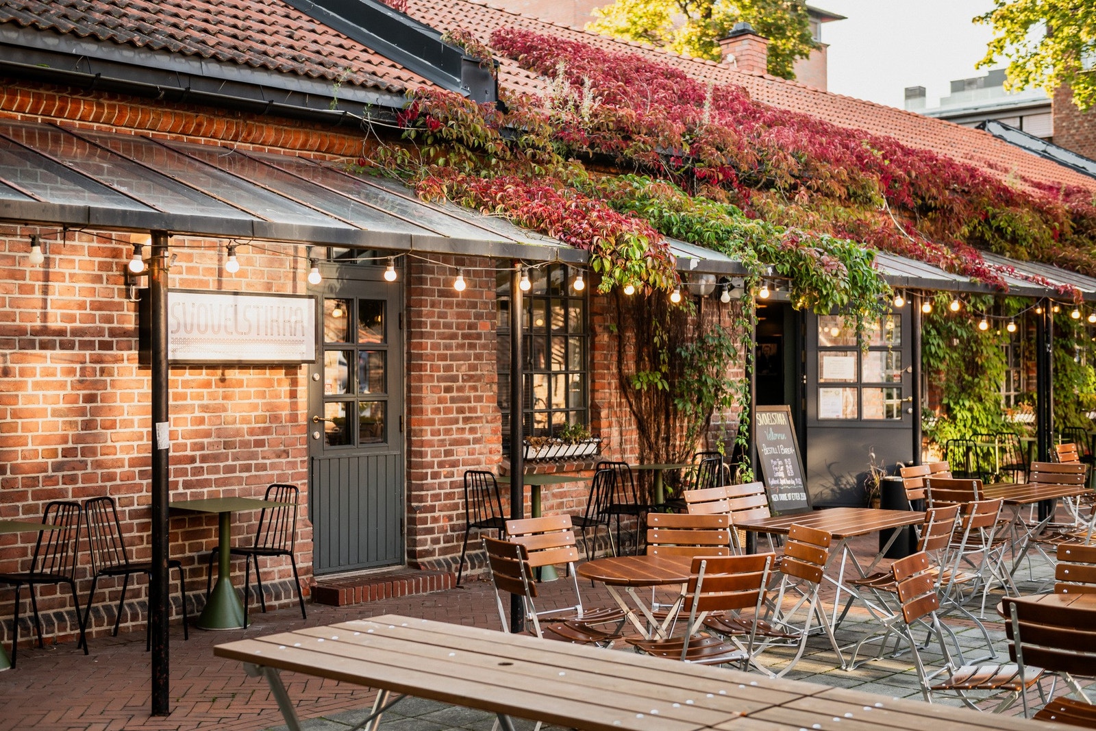 Svovelstikka har deilig brunsj, gode burgere, hyggelig atmosfære for utepilsen, og arrangerer quiz hver onsdag. Galleribilde