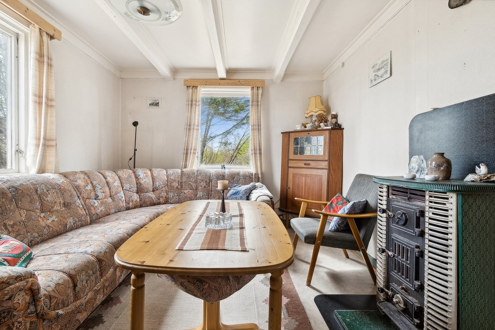 Stuen og bolig for øvrig varmes opp av vedfyring og elektrisitet. Galleribilde