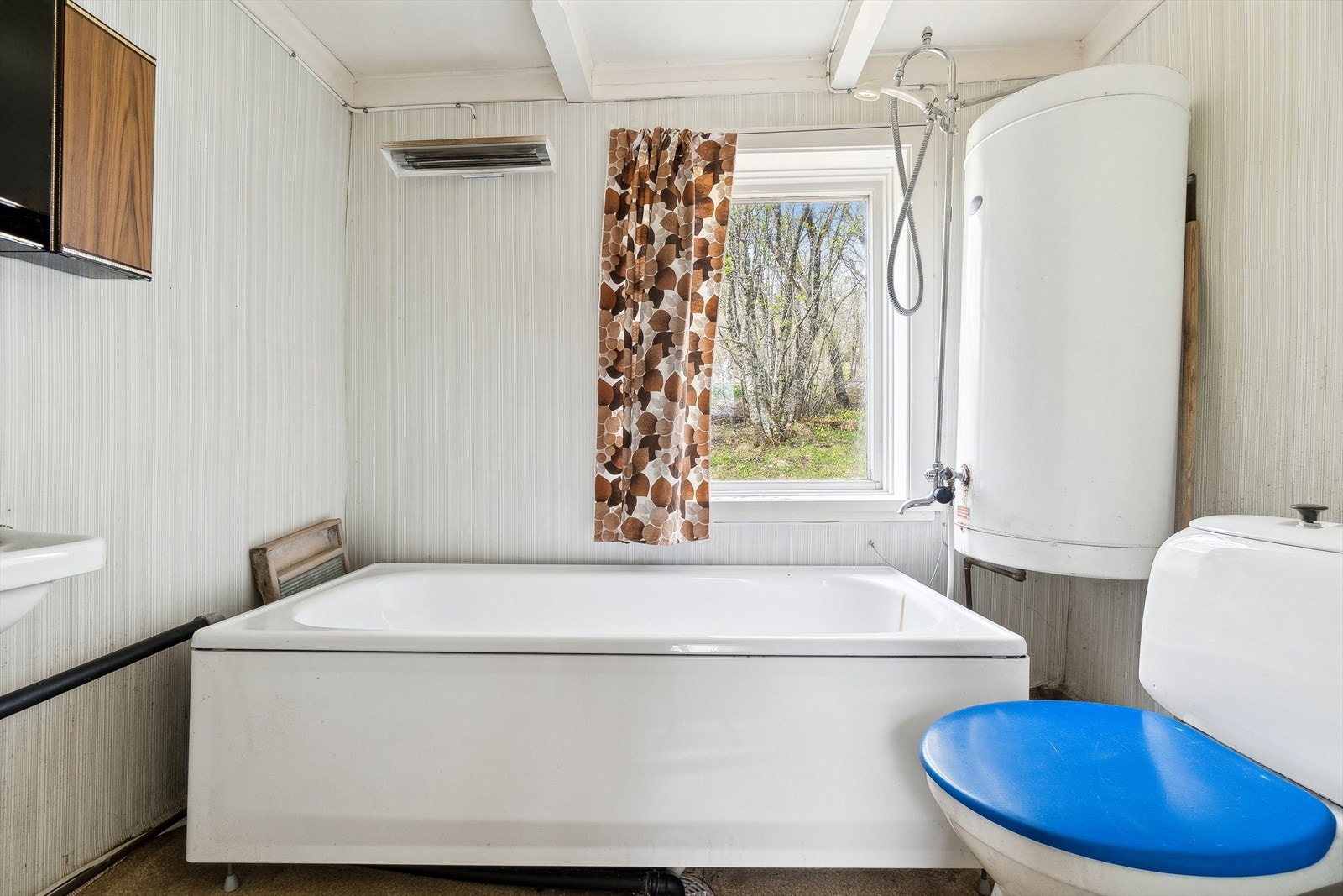 Baderommet er av eldre standard og bør oppgraderes. Galleribilde