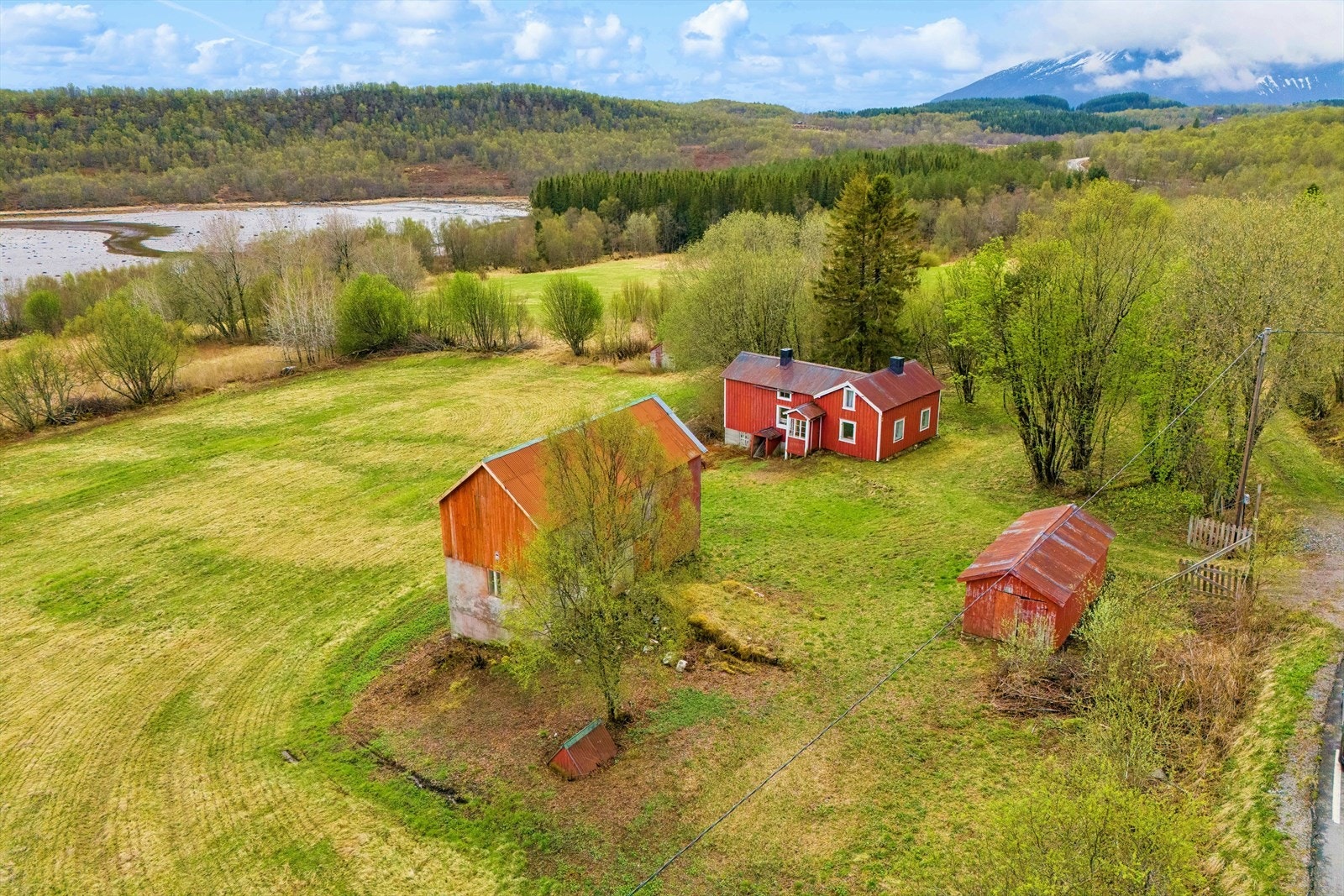 Eiendommen består av to teiger som er på hele 35 daa med egen strandlinje. Galleribilde