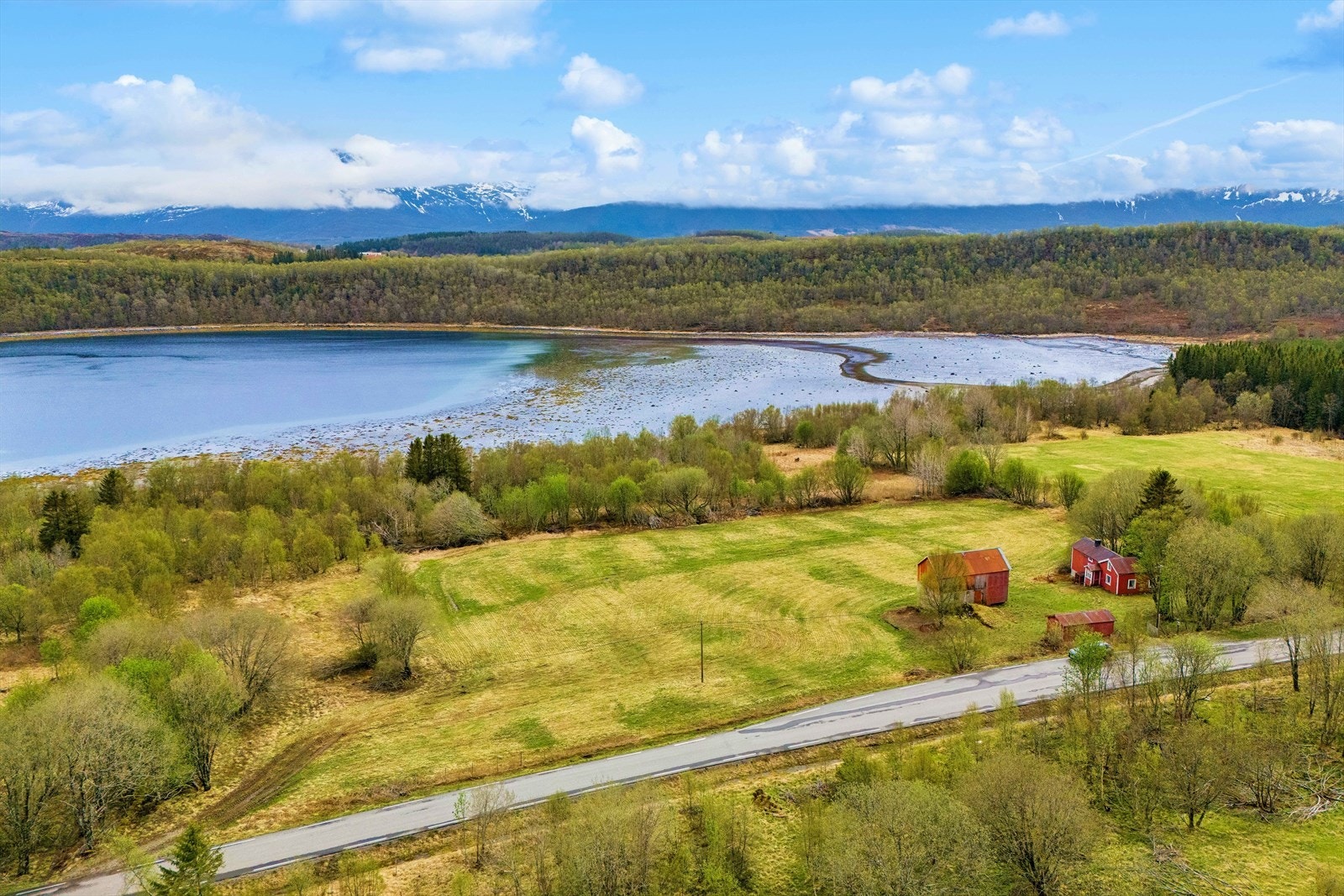 Sjarmerende eiendom med stor flatt tomt og fin beliggenhet på Engeløya! Galleribilde