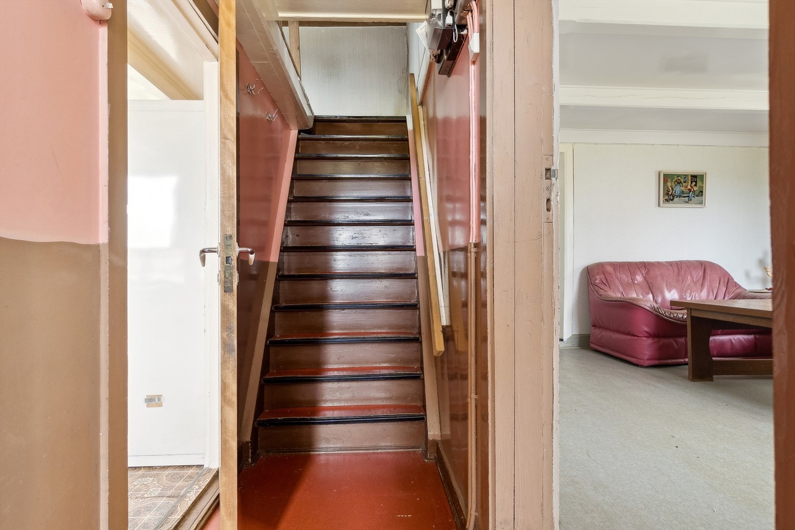 Inngangsparti med største stue til høyre og kjøkken til venstre. Galleribilde