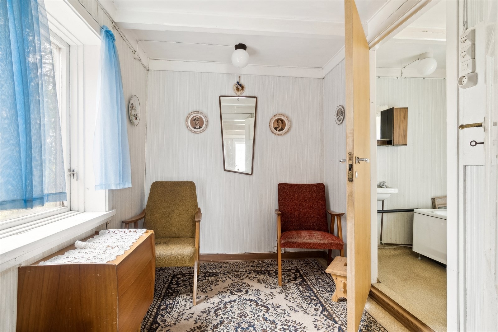 Fra den største stuen er det gang/oppholdsrom, samt inngang til badet. Galleribilde