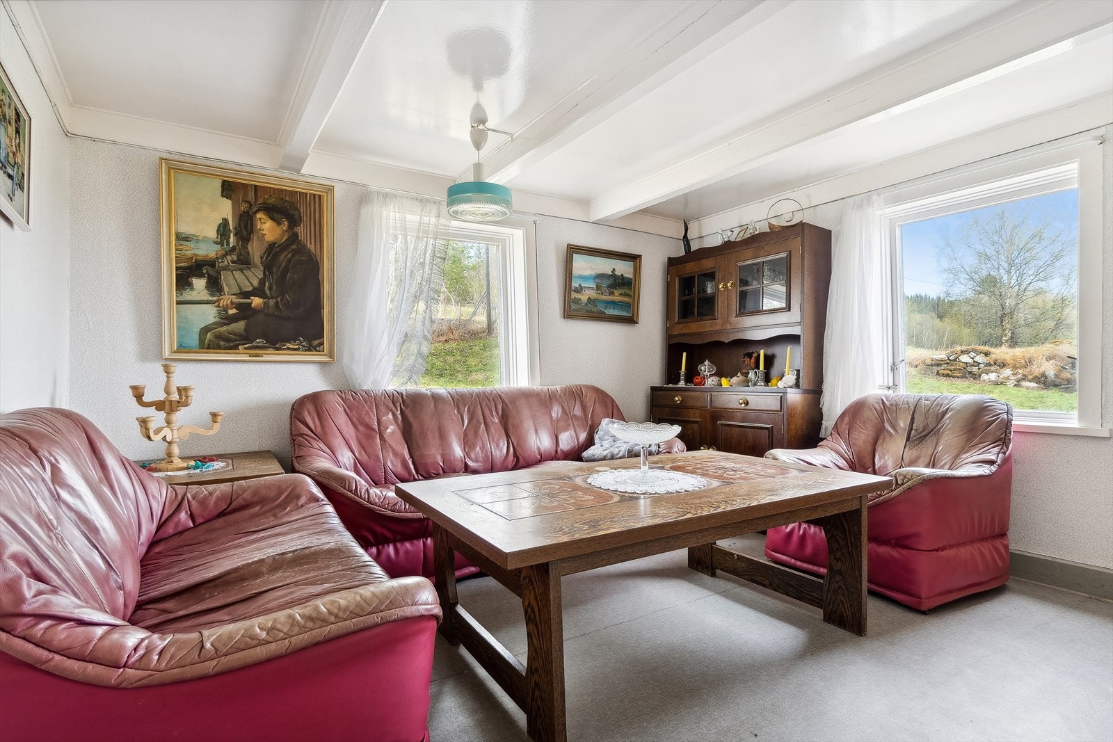 Stue nummer 2. Begge stuene er av romslig størrelse og har vinduer i flere himmelretninger. Galleribilde