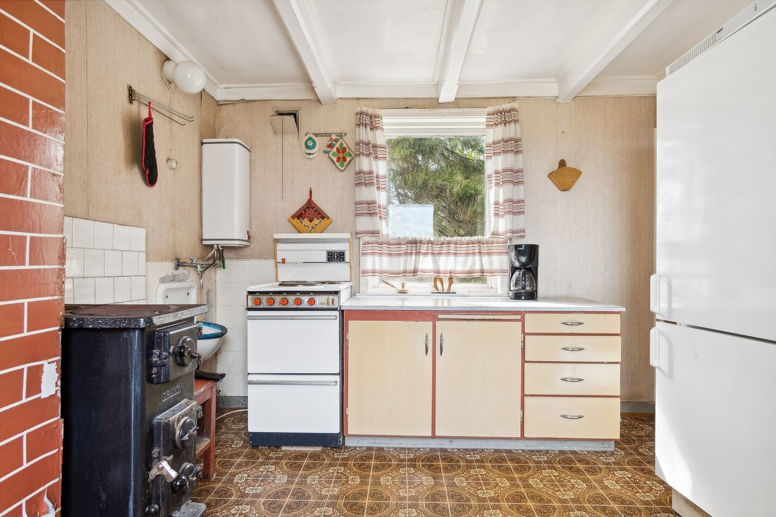 Kjøkkenet ligger praktisk til mellom begge stuene. Galleribilde