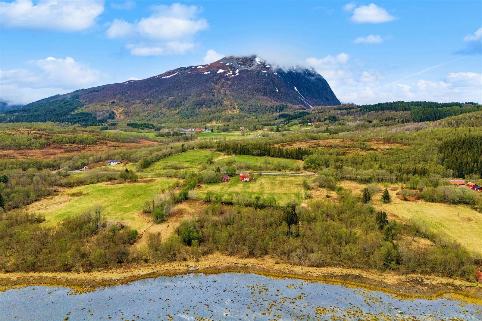 Fra eiendommen er det ikke mer enn 5-10 minutter kjøring før man når nærmeste tettsted med flere servicefasiliteter. Galleribilde