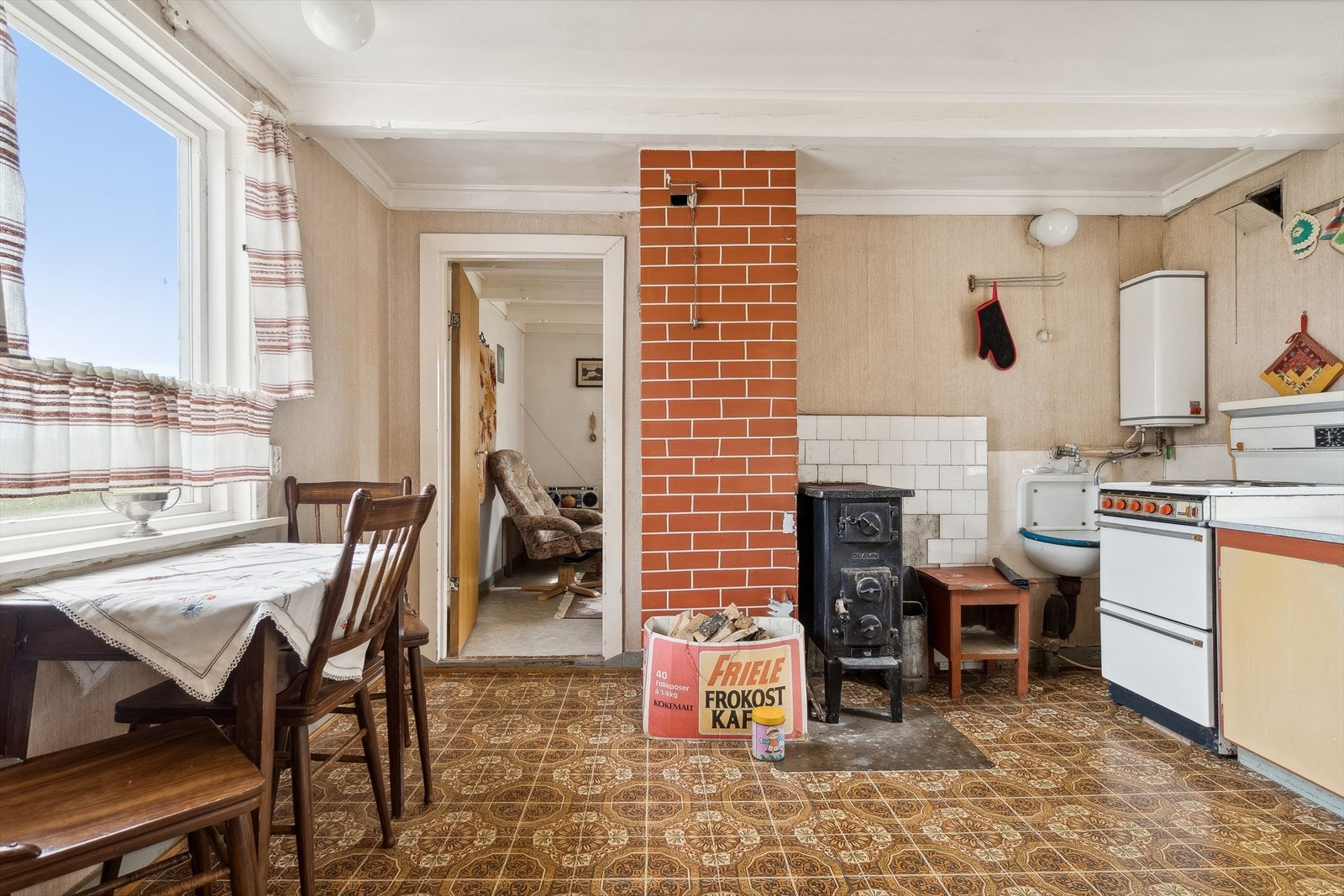 Vedfyring også på kjøkkenet. Galleribilde