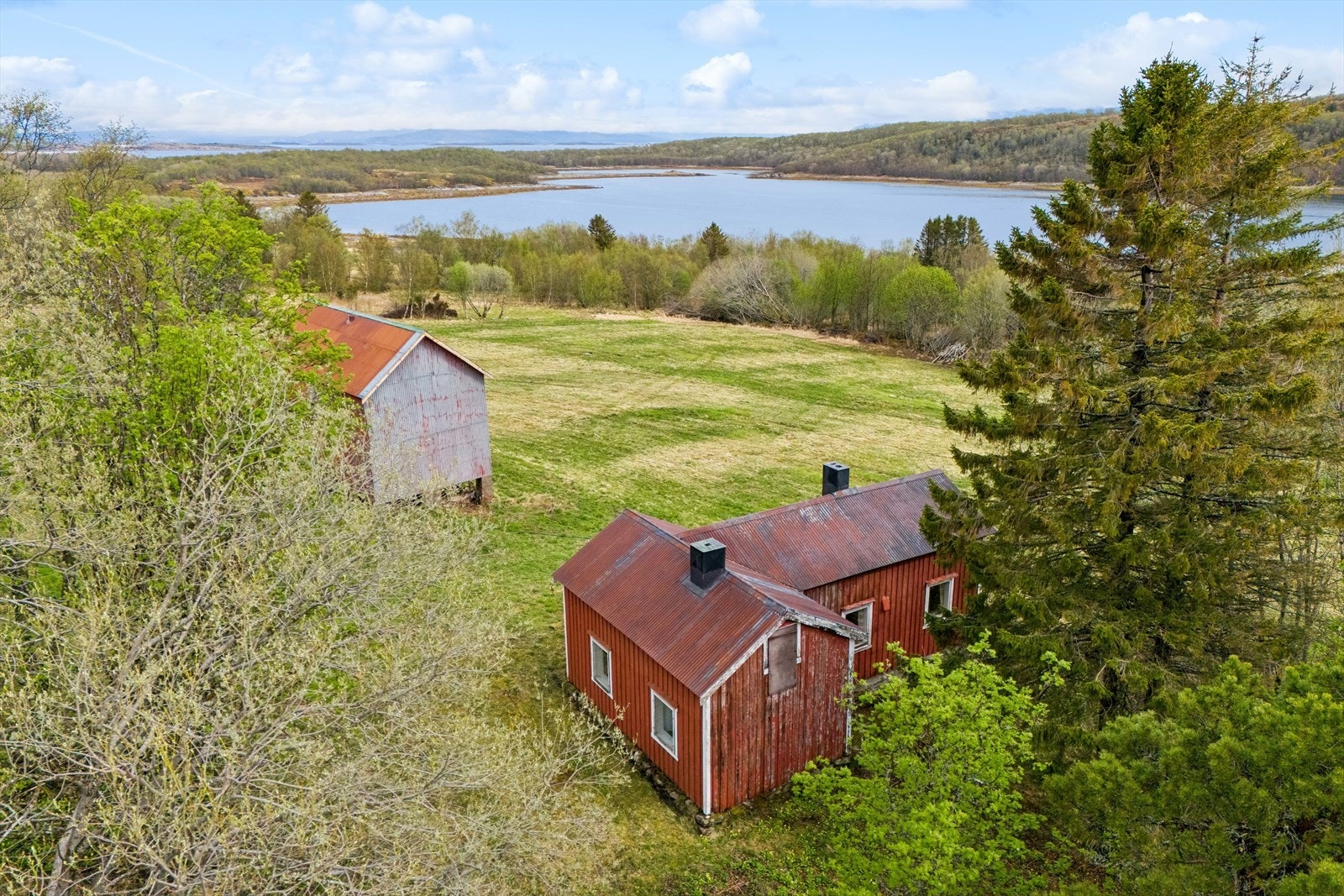 Utsikt fra eiendommen/våningshuset i retning Sagfjorden og Hamarøya. Nåværende eier har avtale med bonde i nabolaget som slår marker nedenfor tunet. Galleribilde