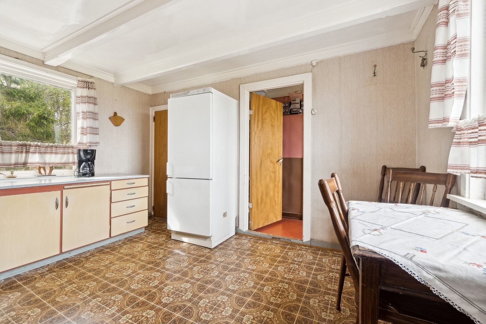 Lite kott inn døren til venstre. Galleribilde