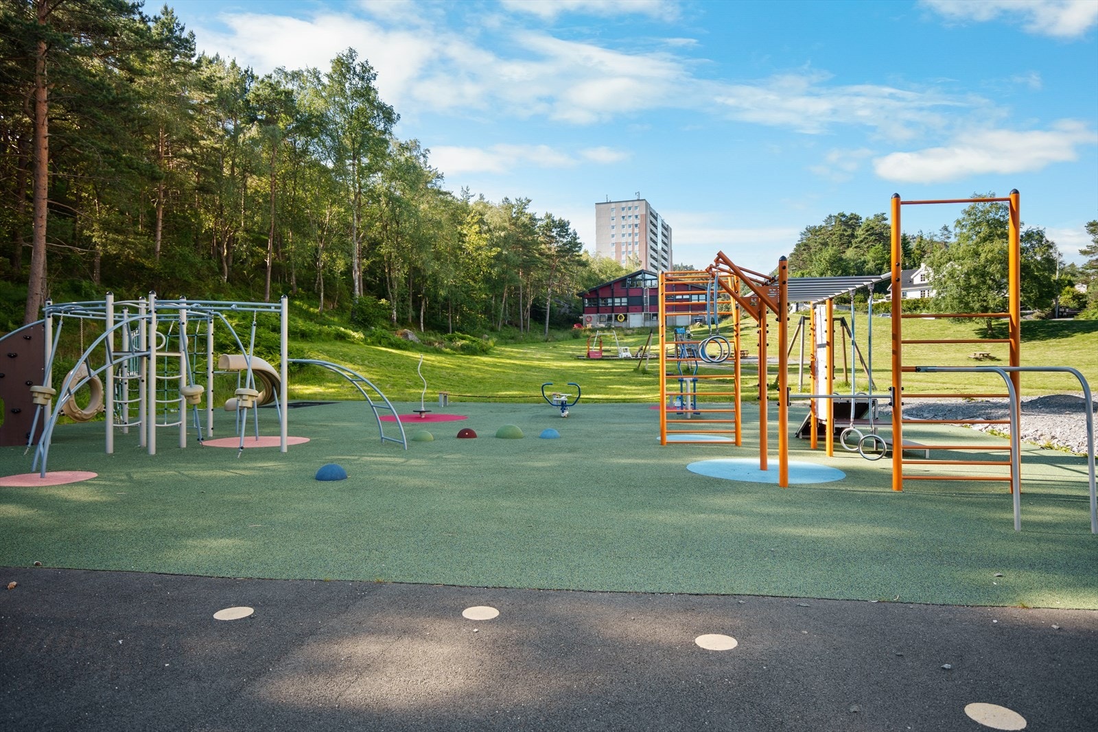 Borettslagets lekeplass ligger like ved Galleribilde