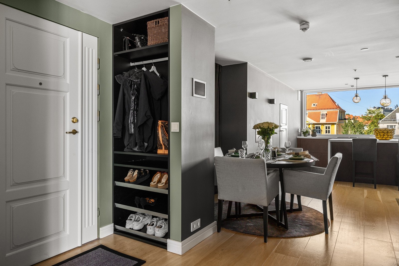 Entré som gir et godt førsteinntrykk til leiligheten, med praktiske løsninger for oppbevaring av yttertøy. Galleribilde