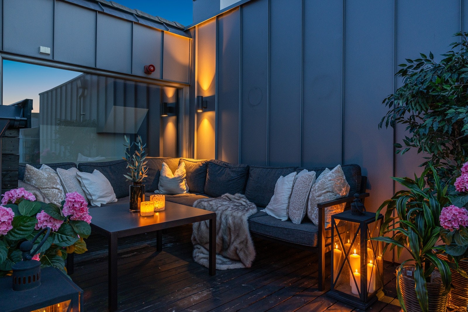 Terrasse med god plass til utemøblement, perfekt sted for sammenkomster enten det er på kvelds- eller dagtid. Galleribilde