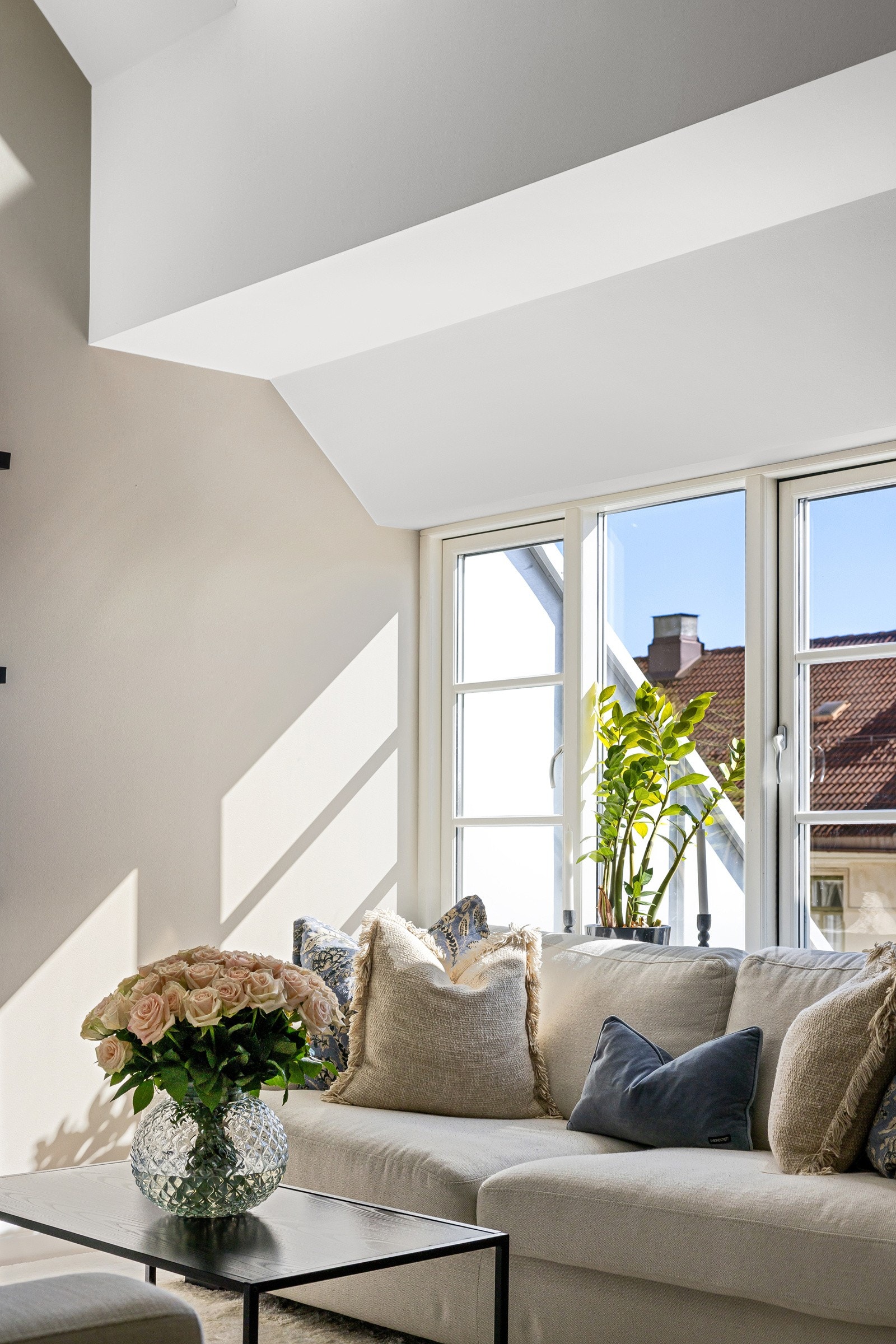 Gode vindusflater som slipper inn rikelig med naturlig lys. Galleribilde