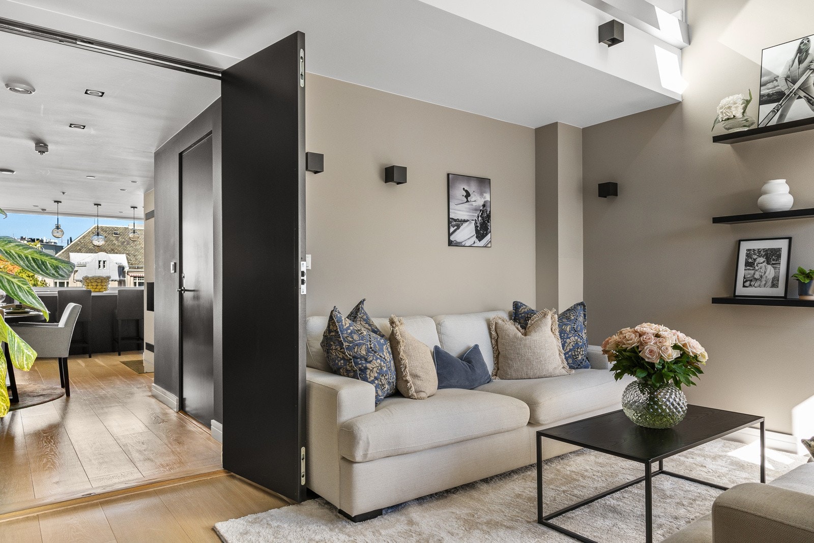 Stuen er holdt i lyse og nøytrale fargetoner som er lett å møblere etter. Galleribilde