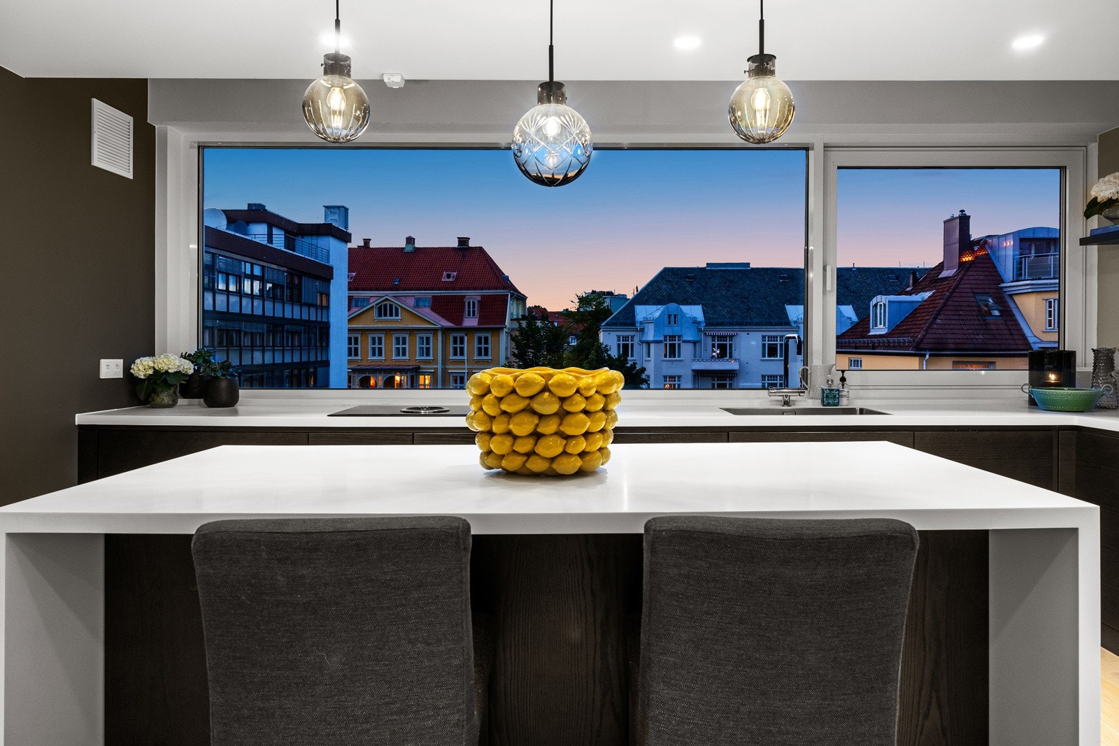 Stor kjøkkenøy som sørger for mye ekstra benkeplass. Galleribilde