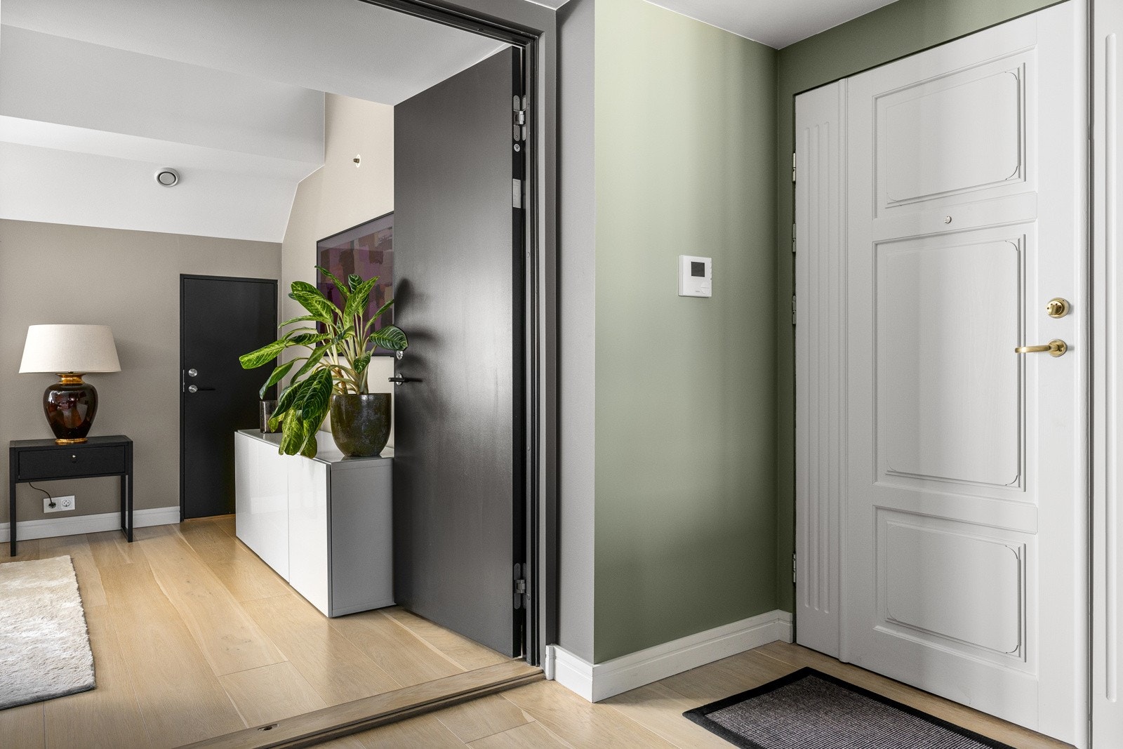 Entré inn mot stue. Galleribilde