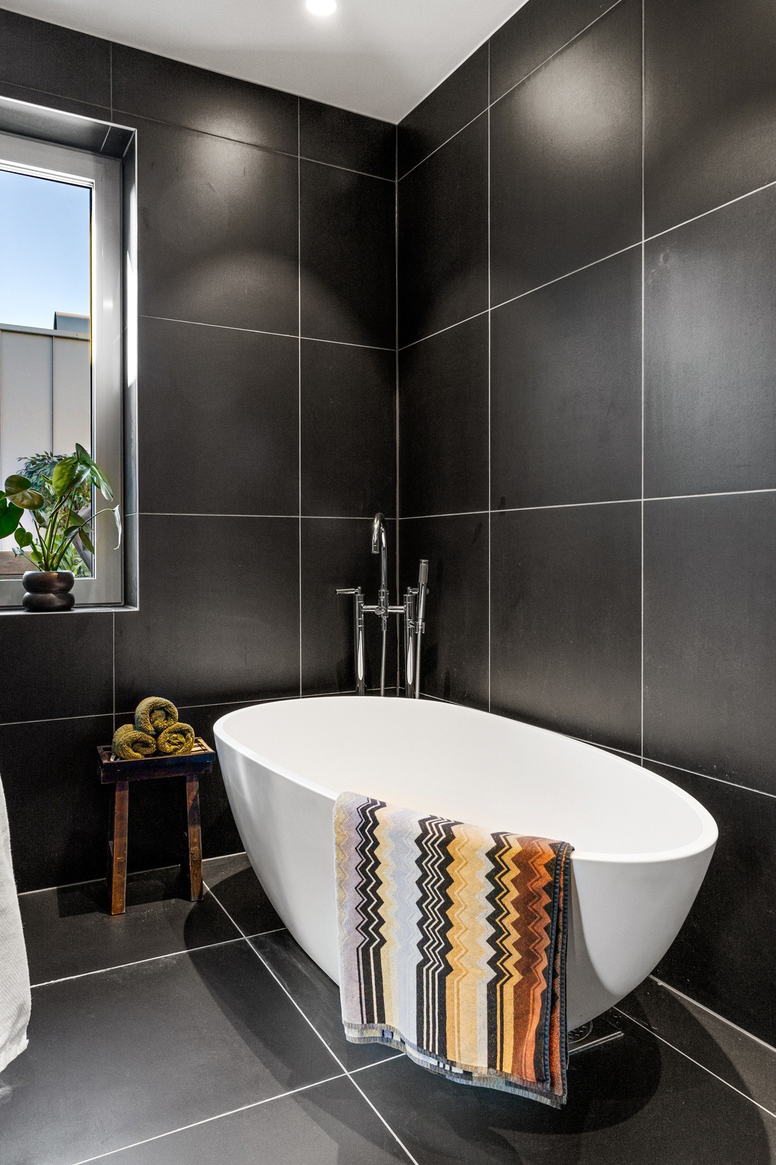 Baderommet er innredet med badekar, dobbel servant og stort speil. Galleribilde