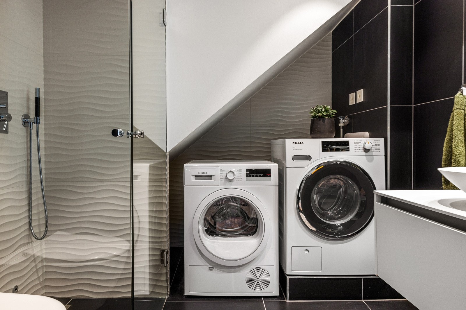 Opplegg for vaskemaskin, gjennomtenkt plassering som gir rom for tørketrommel om det er av ønske. Galleribilde