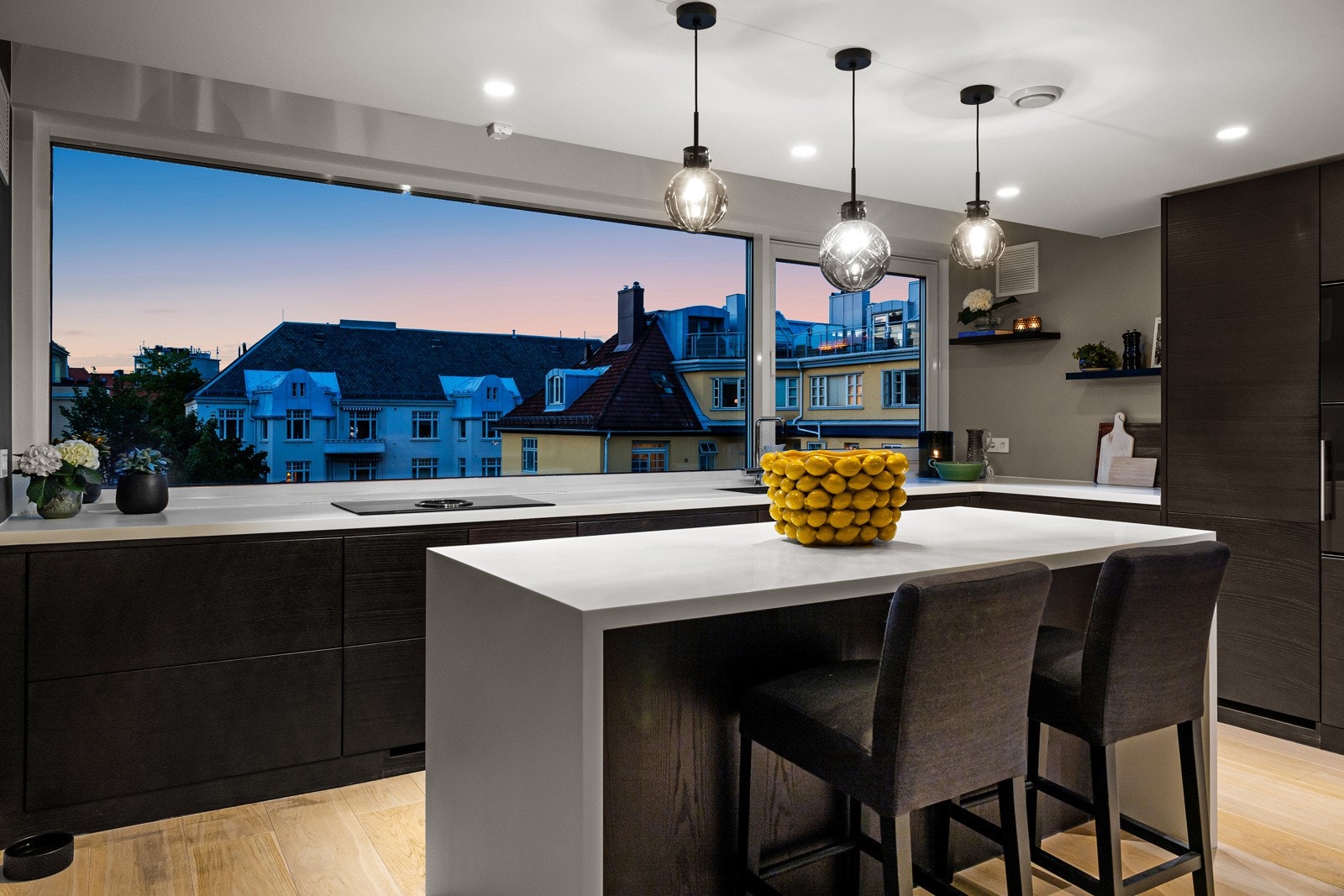 Boligen har et lekkert kjøkken med glatte fronter, kompositt benkeplate, integrerte hvitevarer av god kvalitet, integrert kaffemaskin og vinskap som gir en følelse av luksus Galleribilde