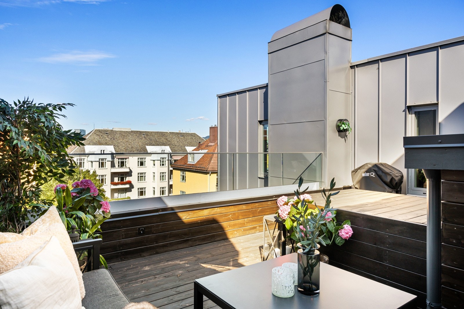 Solrik terrasse som kan nytes på solfylte dager. Galleribilde