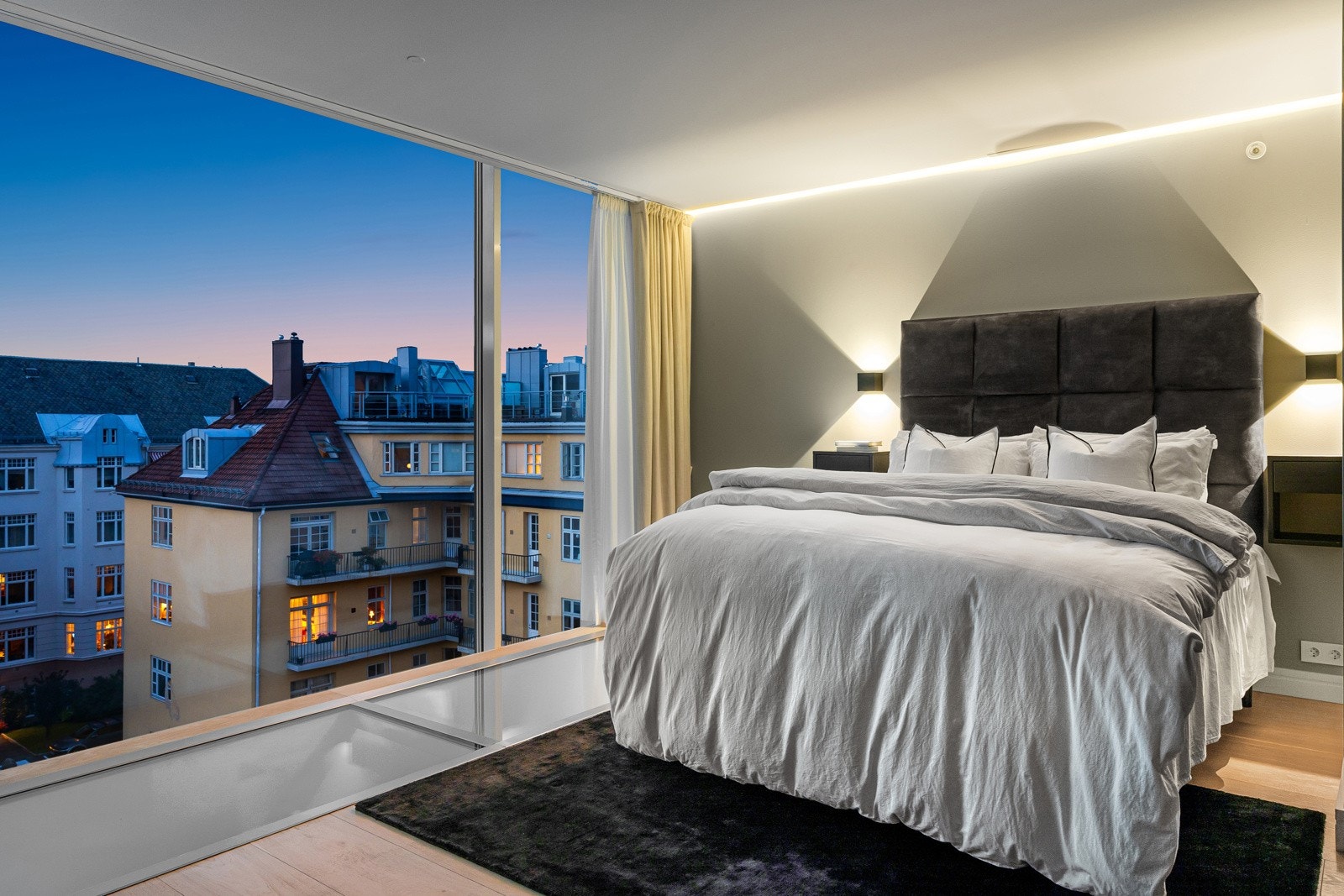 Ekslusivt alternativt soverom med vinduer som strekker seg fra tak til gulv. Galleribilde