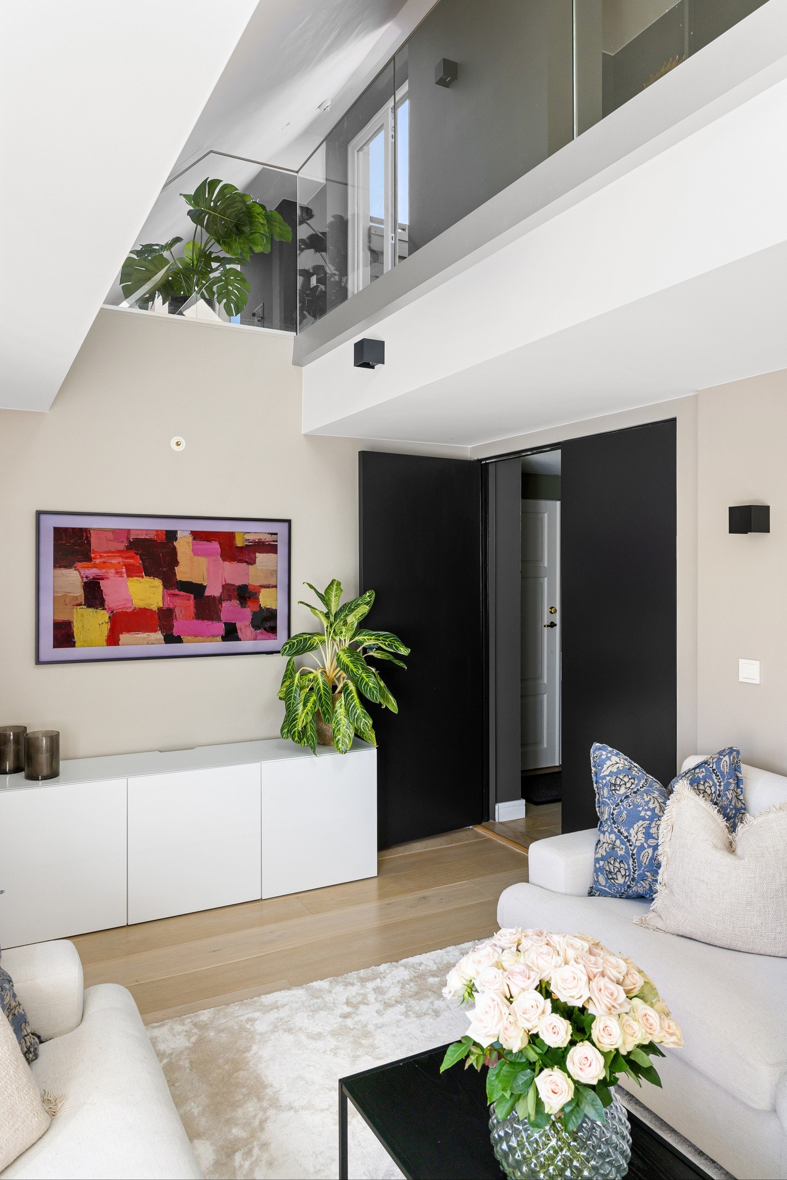 God høyde under taket i stuen gir en luftig romfølelse. Galleribilde