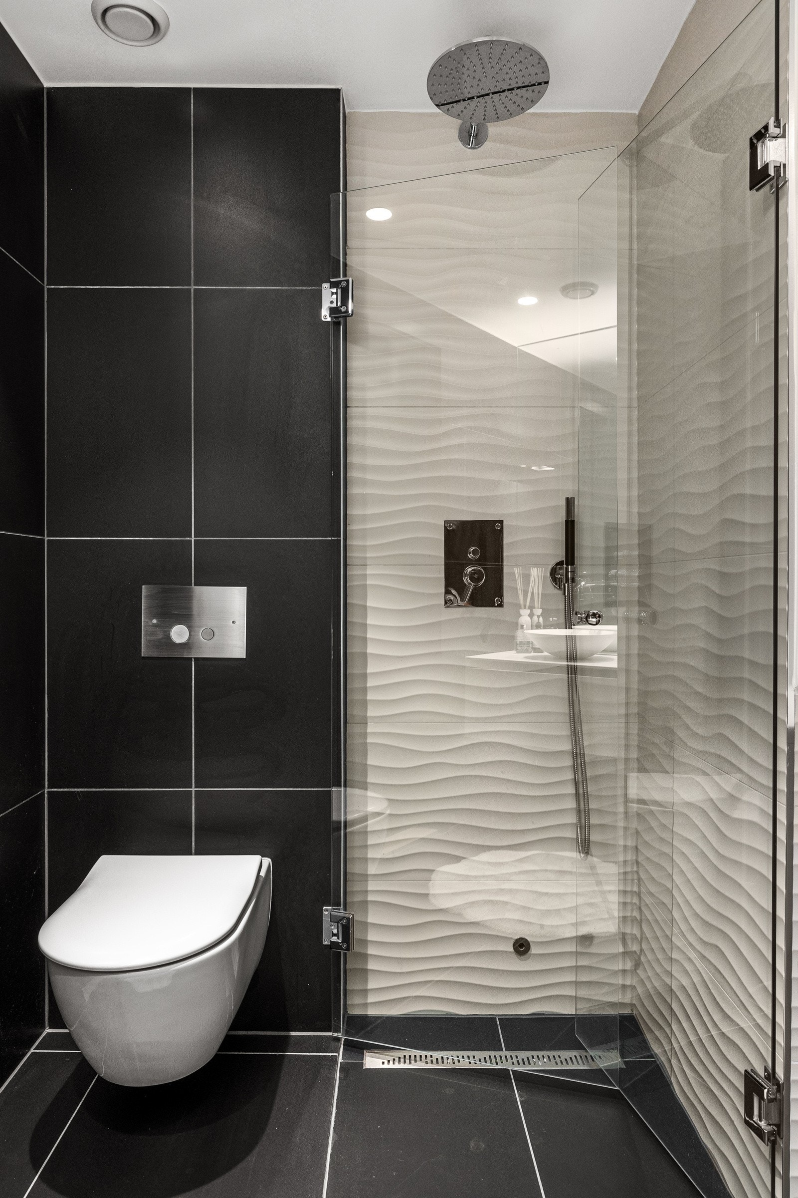 Vegghengt toalett og dusjhørne med regndusj. Galleribilde