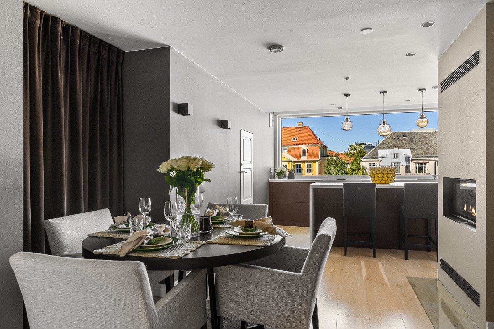 Spisestue ligger fint til rette ved kjøkkenet og blir et hyggelig samlepunkt for familie og venner. Galleribilde