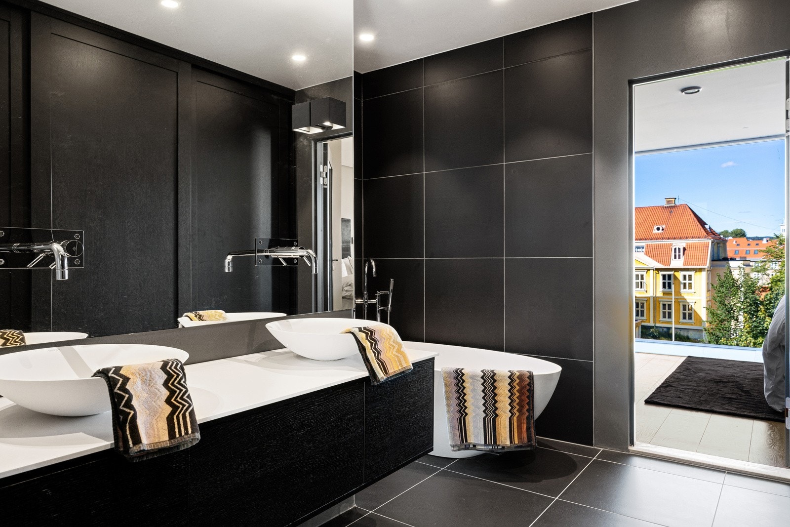 Moderne bad med stilren innredning. Galleribilde