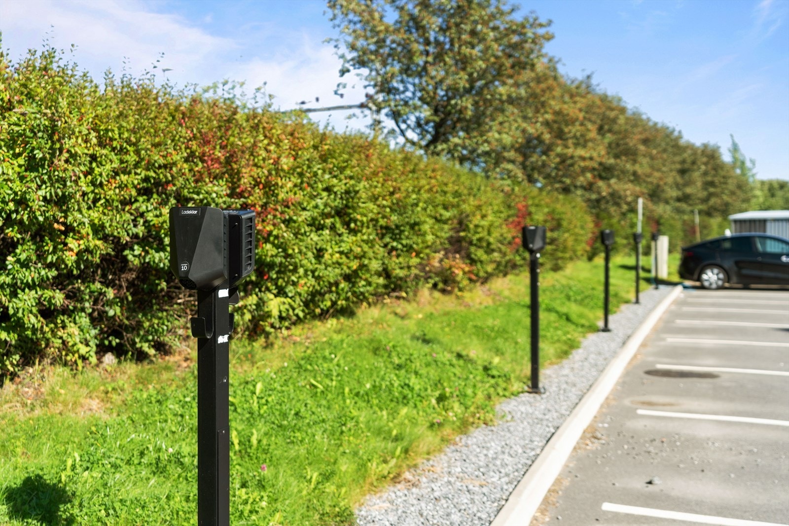 Det er godt med parkeringsplasser og ladestasjoner for el-billading Galleribilde