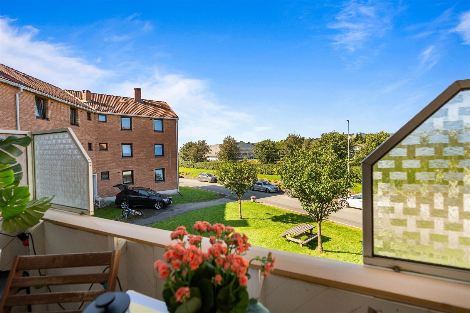 Fin utsikt over boligblokken med flotte grøntområder Galleribilde