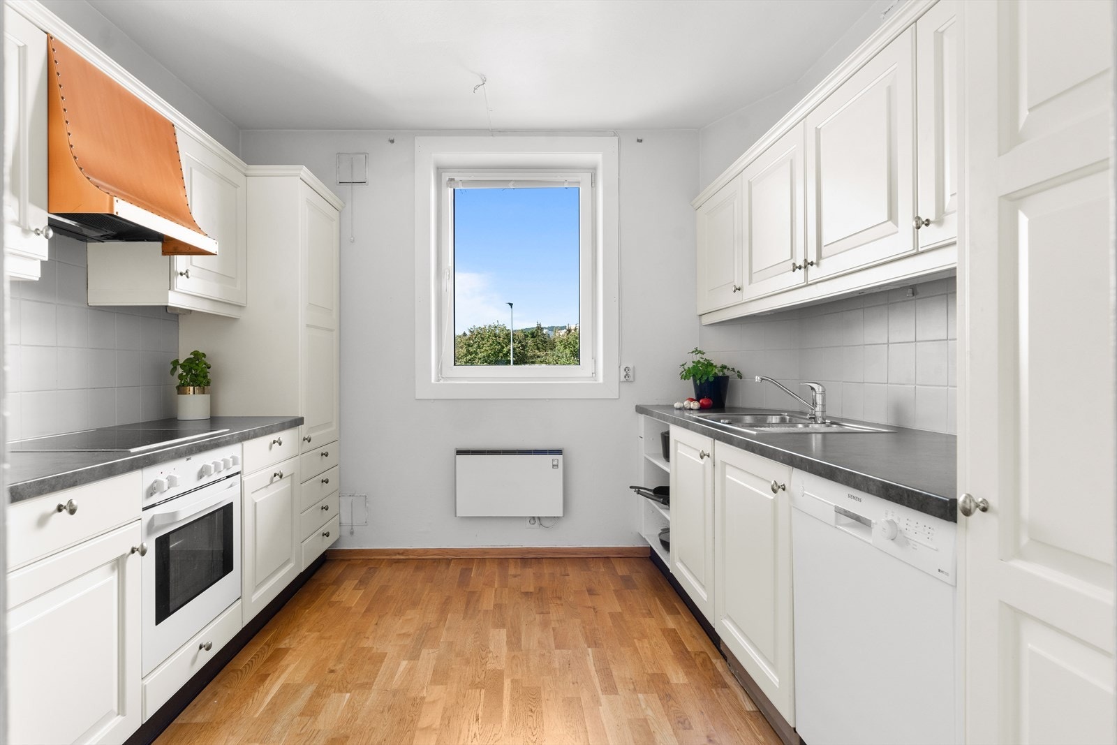 Kjøkkenvinduet vender ut mot en flott utsikt mot grøntområder og nærområde Galleribilde