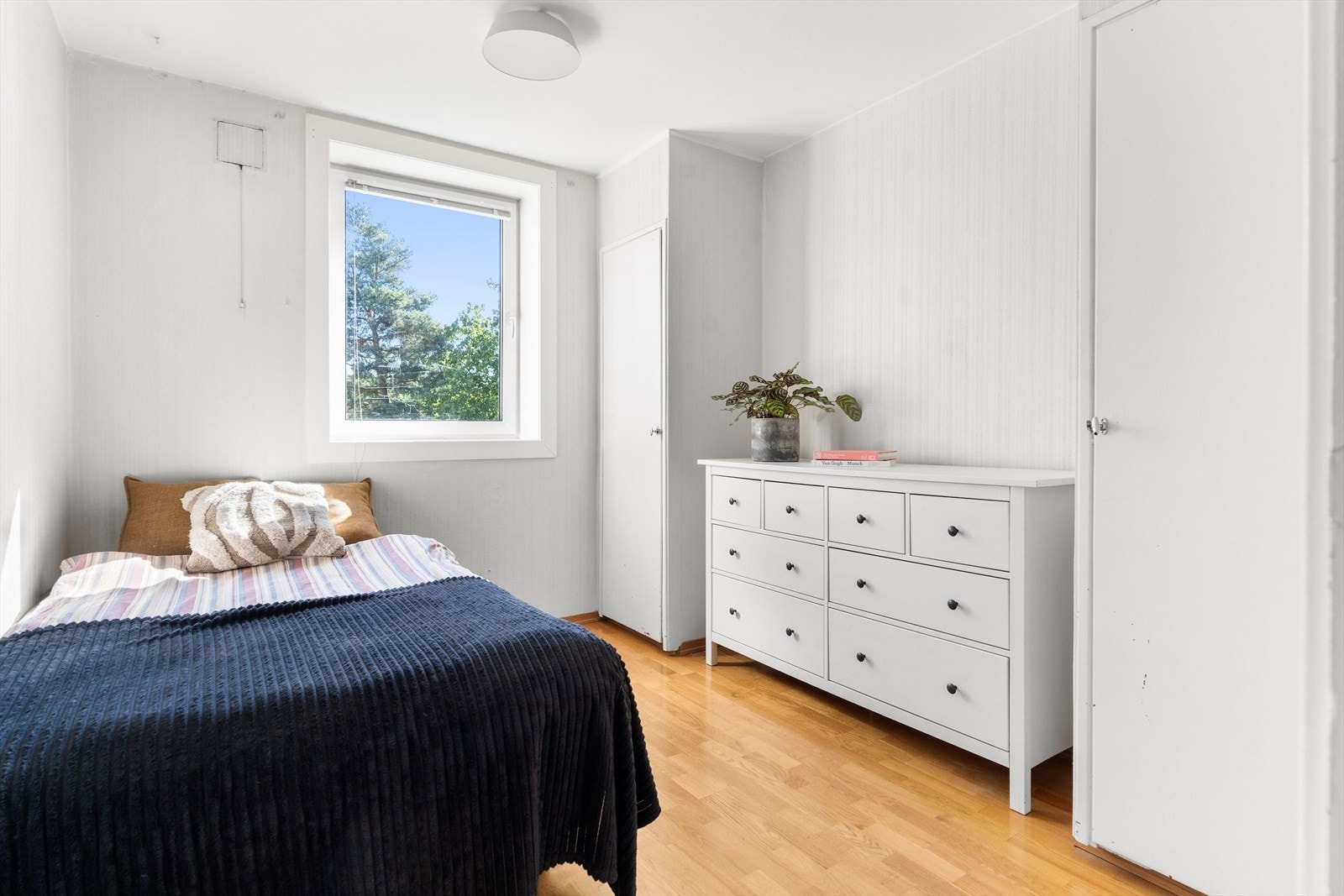 Soverom 2 har også god plass til dobbeltseng og garderobeskap. Galleribilde