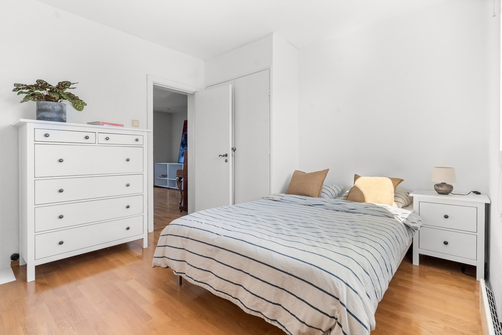 Boligen har to gode soverom. Soverom 1 god plass til dobbeltseng, nattbord og garderobeskap. Galleribilde