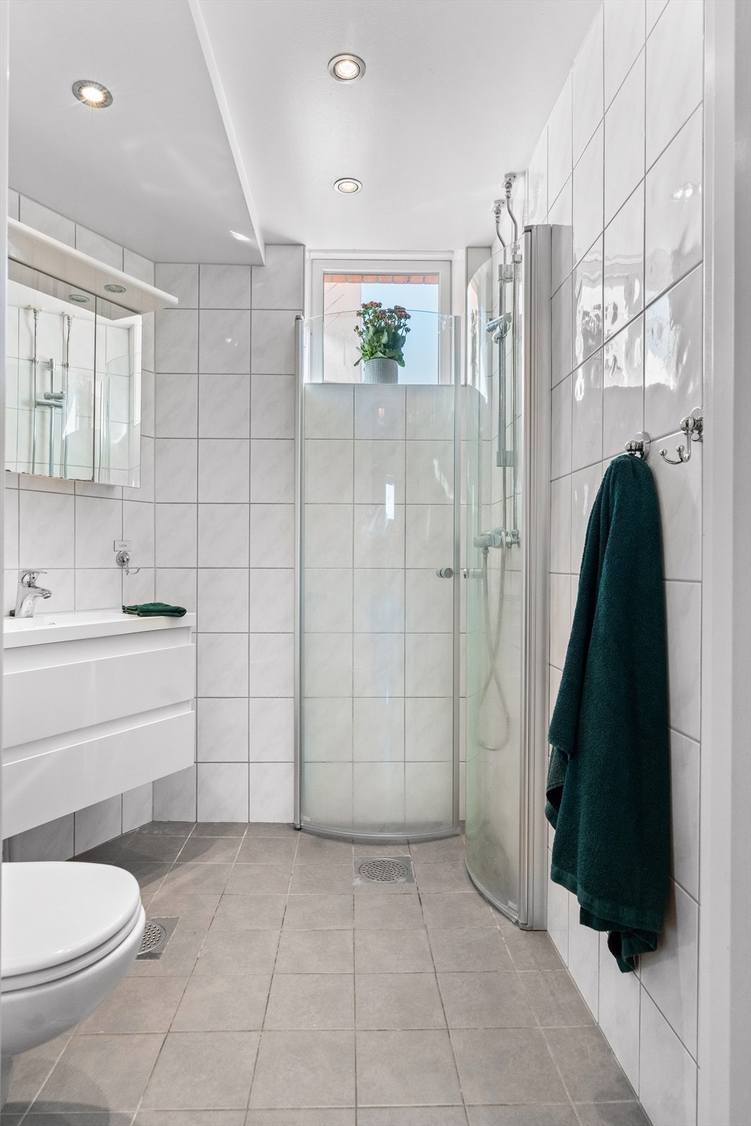 Badet fikk ifølge eier nye fliser på gulv og varmekabler i 2023 Galleribilde