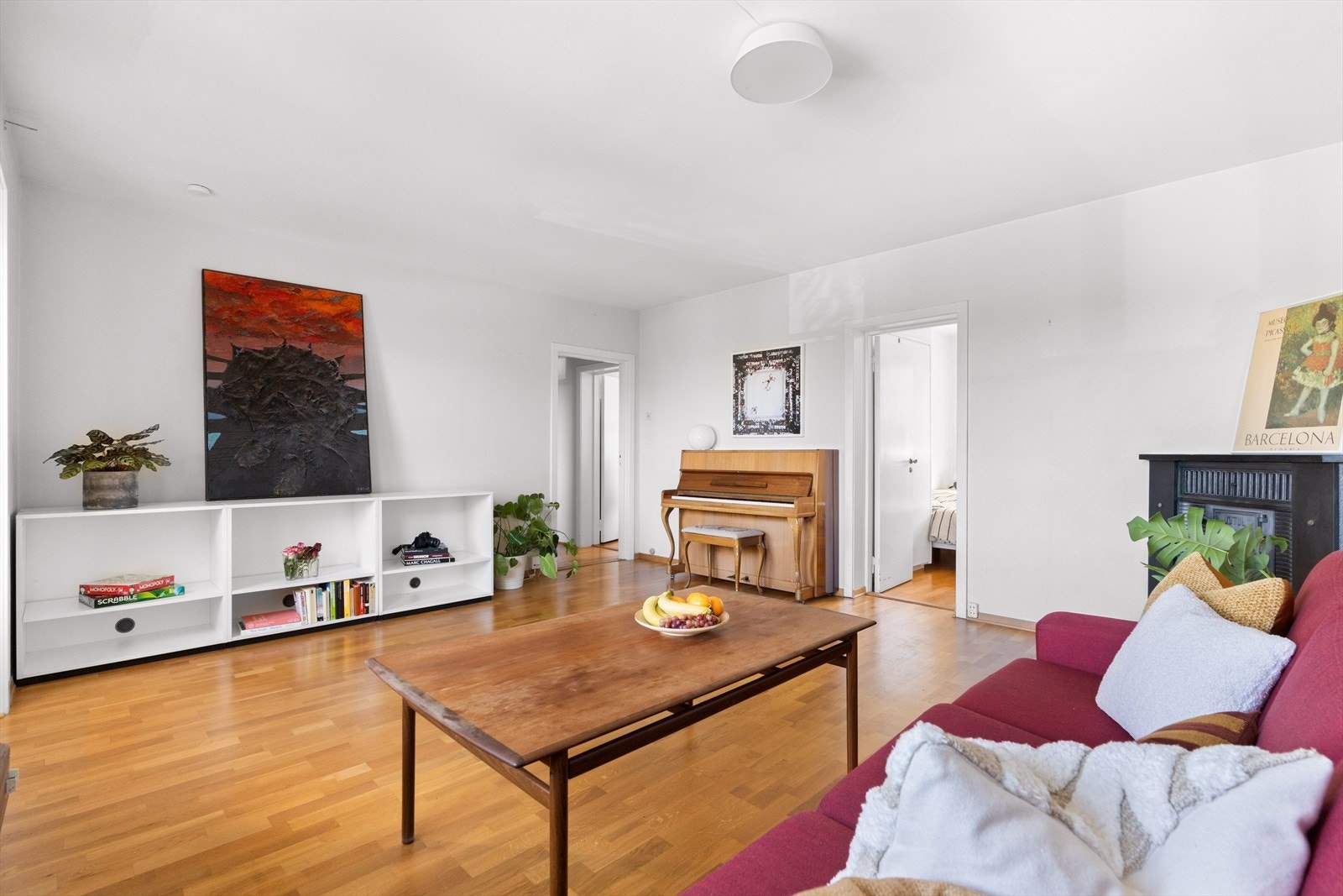 Stuen er romslig og møbleringsvennlig og det er plass til både en hyggelig sittegruppe og spiseplass. Galleribilde