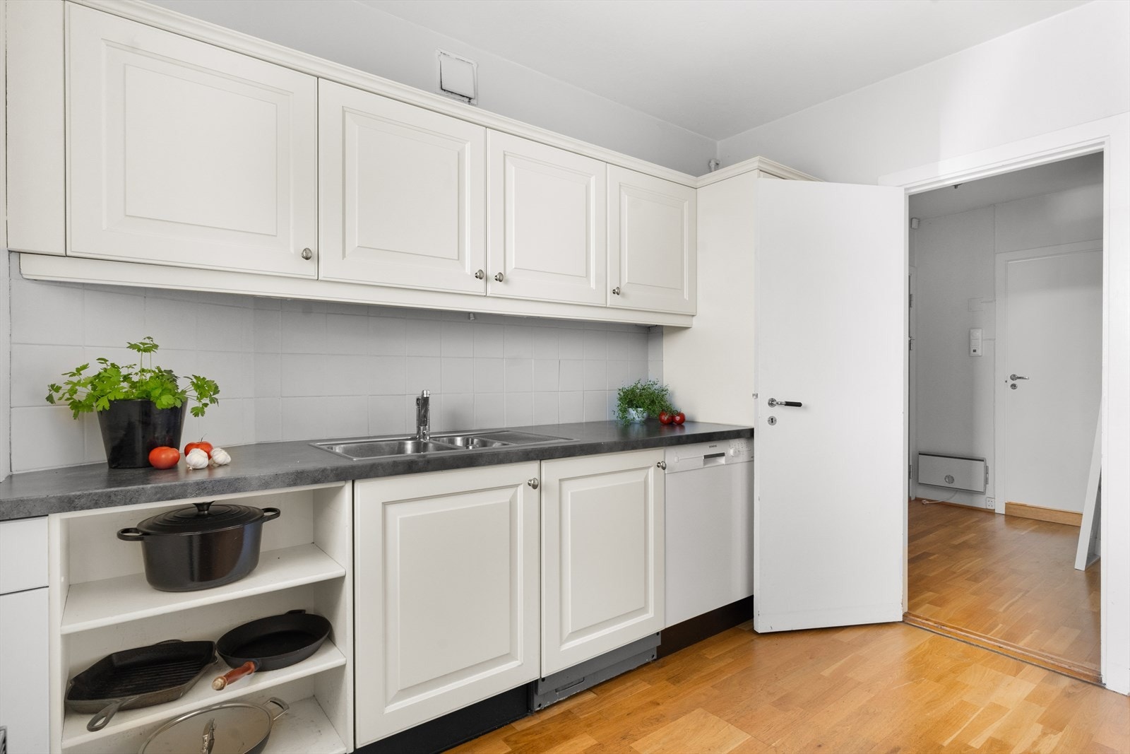 Kjøkkenet ligger separat til med tilgang fra entreen Galleribilde