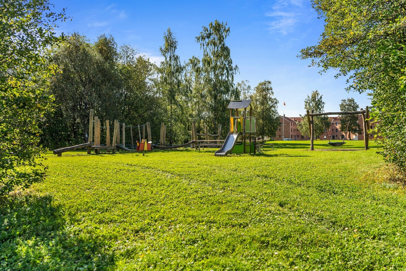 Borettslaget er opparbeidet som et parkområde pent beplantet med gress, busker og trær. Det er en fin lekeplass med ulike lekeapparater på borettslagets område. Galleribilde