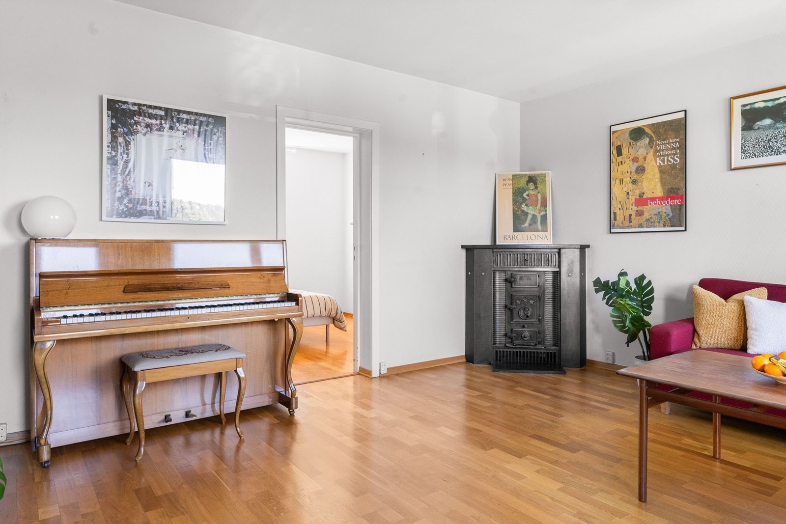 Stuen har en eldre peisovn som gir god varme på kalde høst og vinter kvelder. Galleribilde