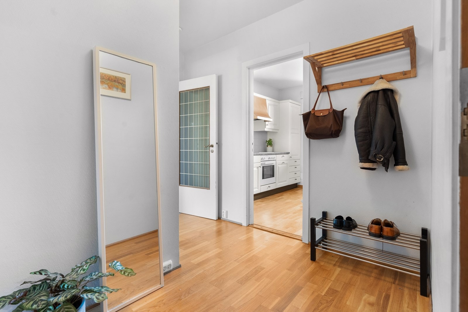 Her ønskes man velkommen inn i en romslig, lys og hyggelig entré Galleribilde