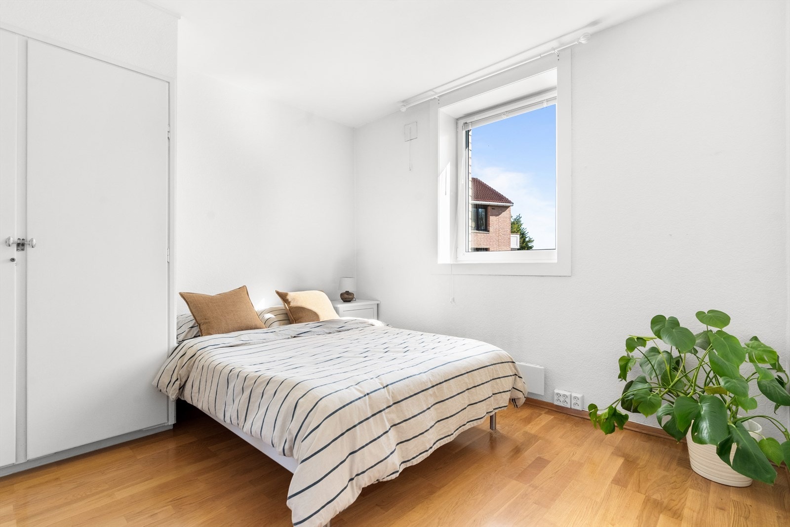 Soverommene fremstår som lyse og luftige. Begge soverommene vender ut mot blokkens stille og rolige friområde. Galleribilde