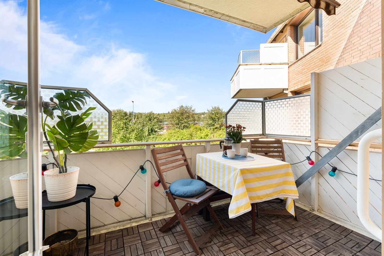 Hyggelig balkong hvor man slappe av og nyte en god kopp kaffe Galleribilde