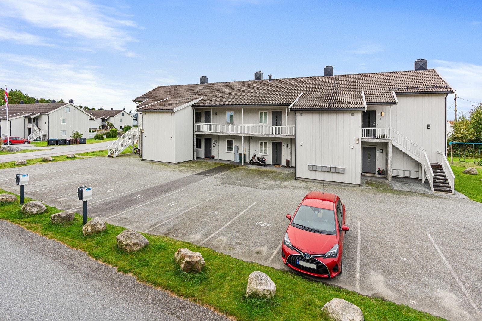 Parkering like ved inngangsdør - og felles ladeplasser og gjesteparkering Galleribilde