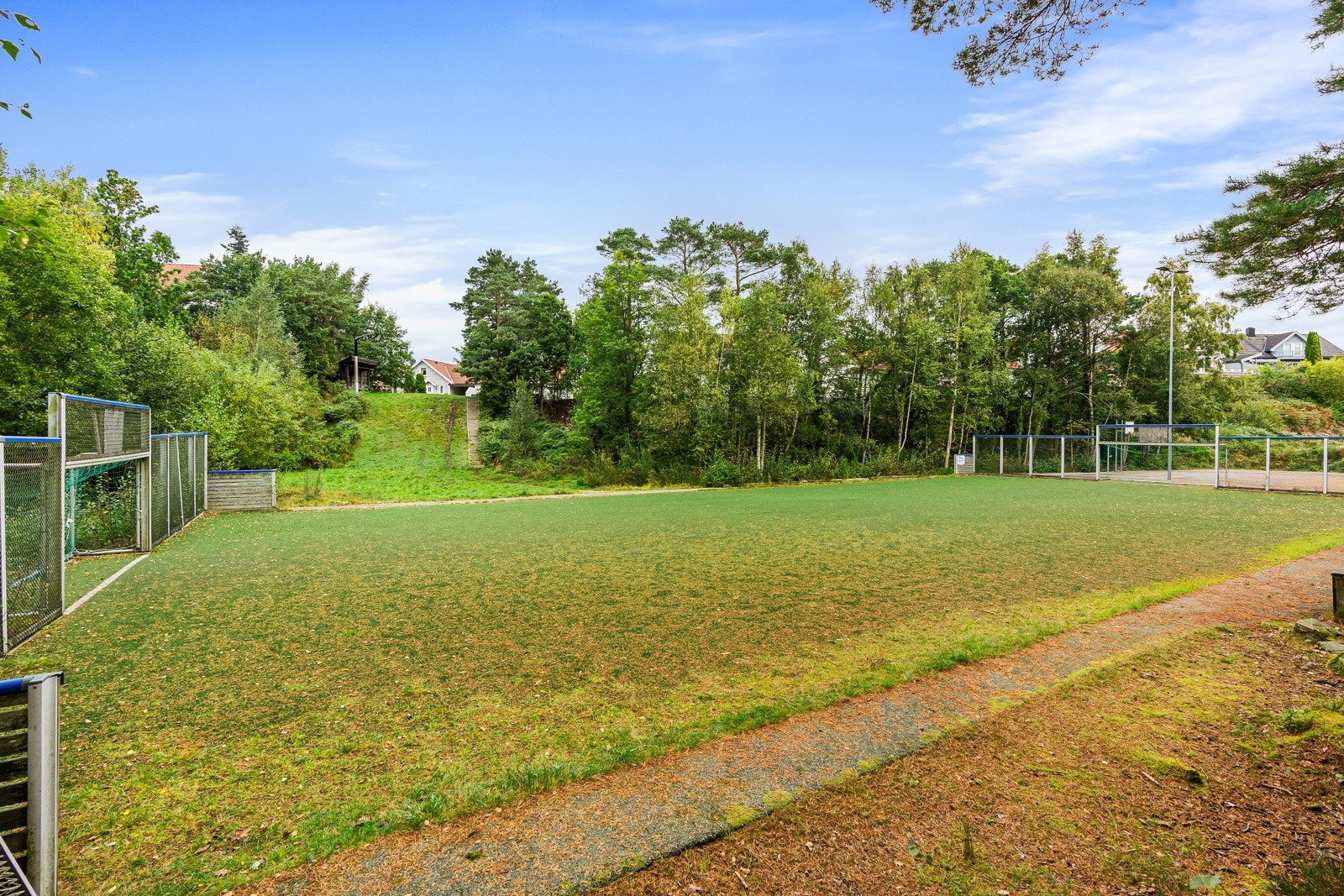 Aktivitetsområde med fotballbane like ved Galleribilde